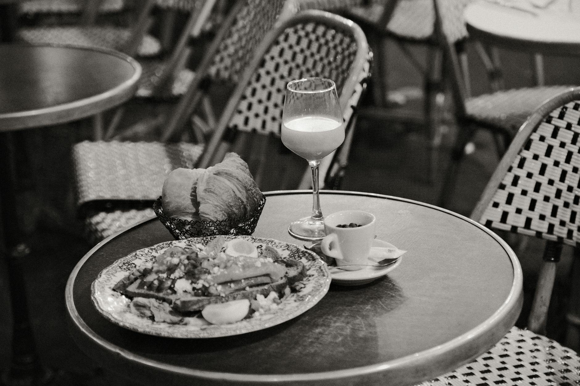 Czarno-białe śniadanie w eleganckiej kawiarni na zewnątrz