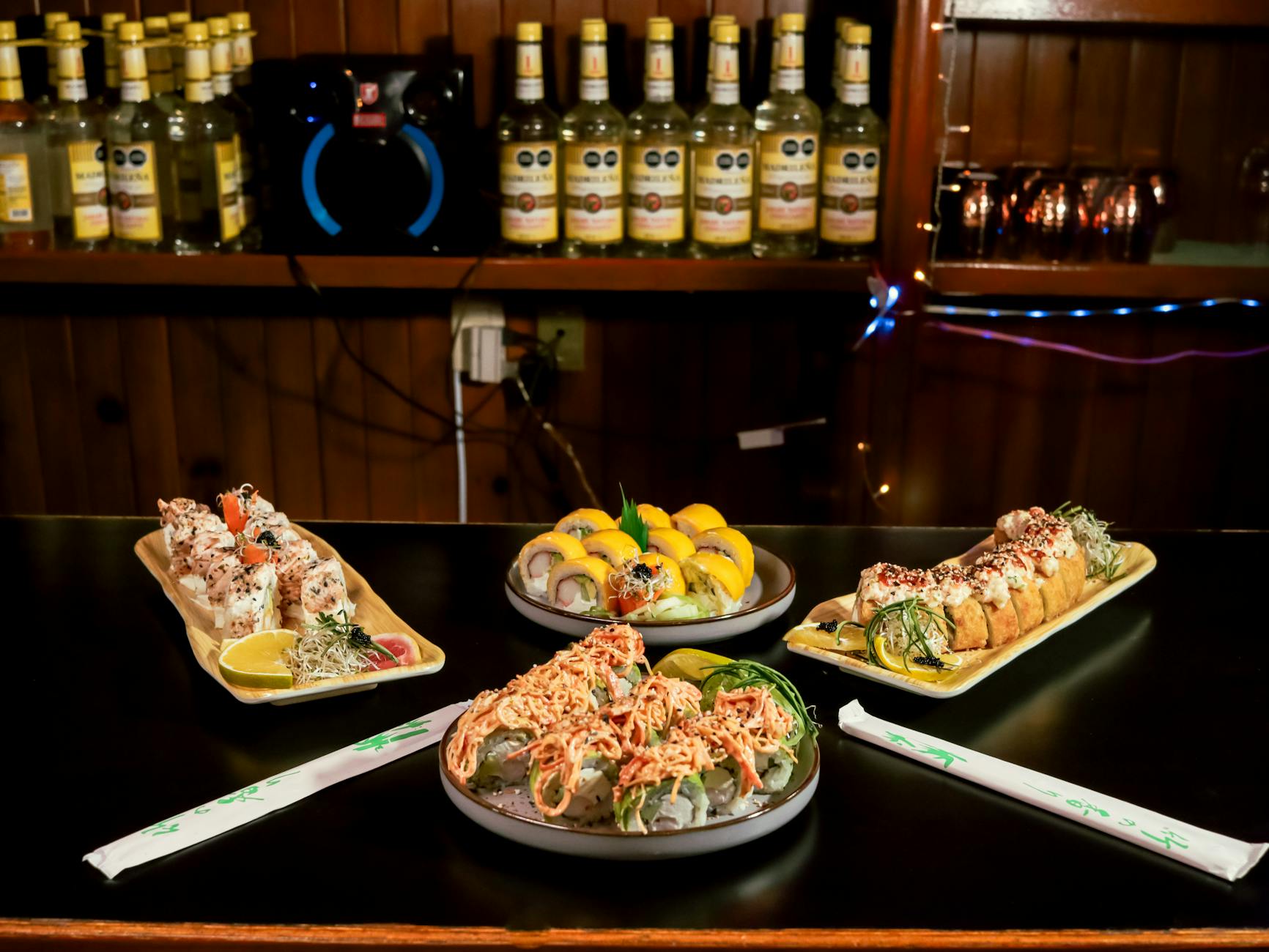 Kolorowe zestawy sushi ułożone na barze w restauracji w Krakowie