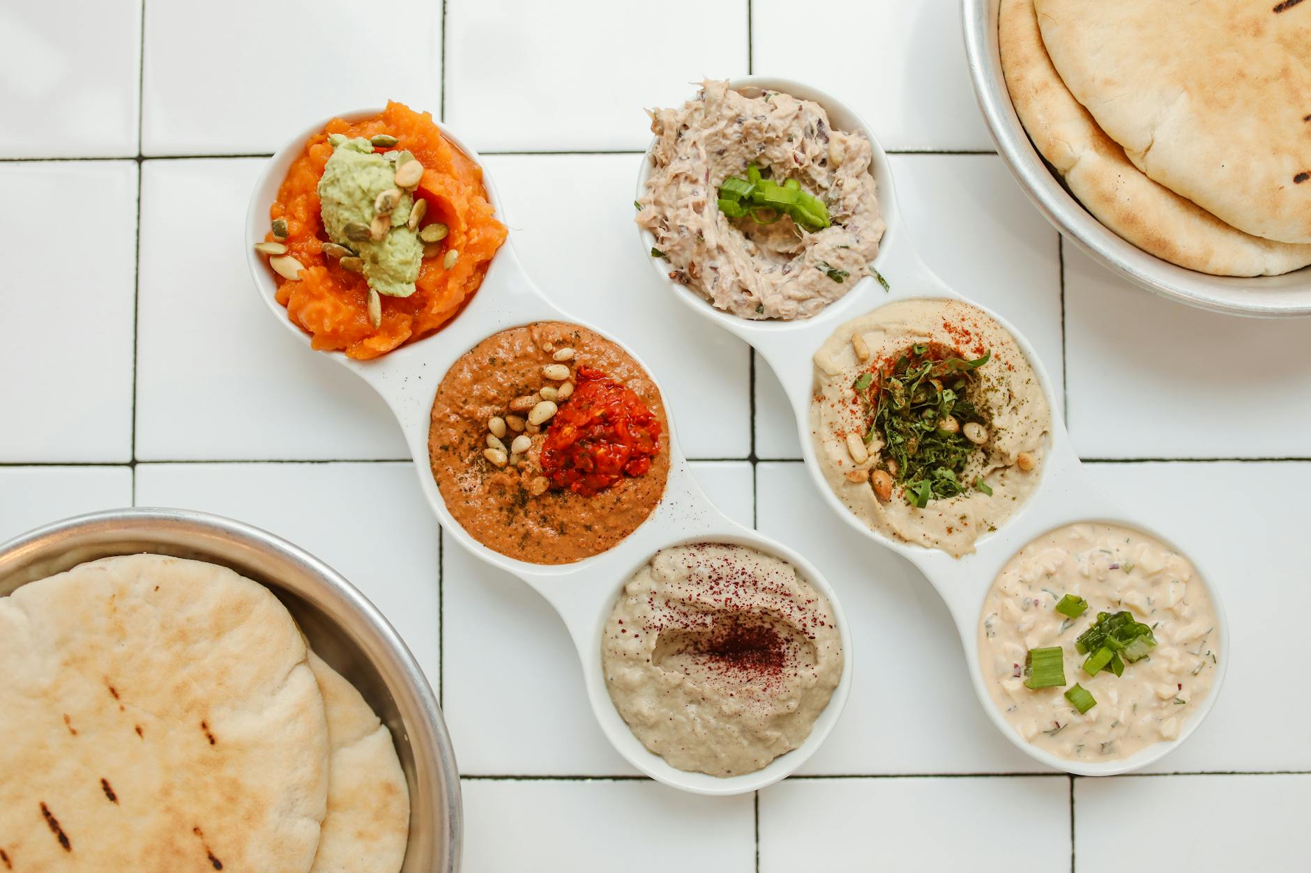 Talerz mezze z hummusem, labneh i ciepłą pitą na kolację