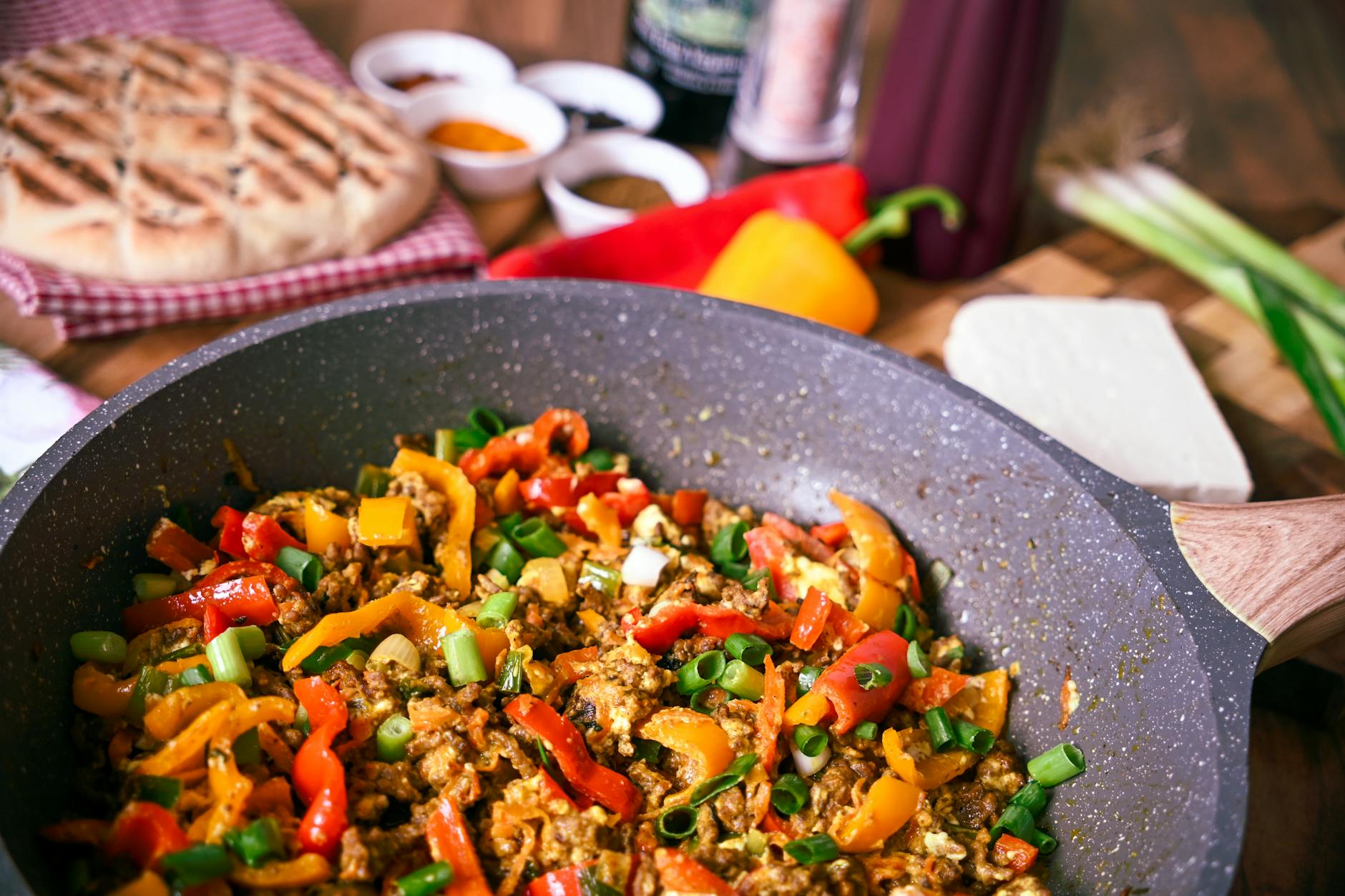 Warzywne stir fry z papryką w głębokiej patelni