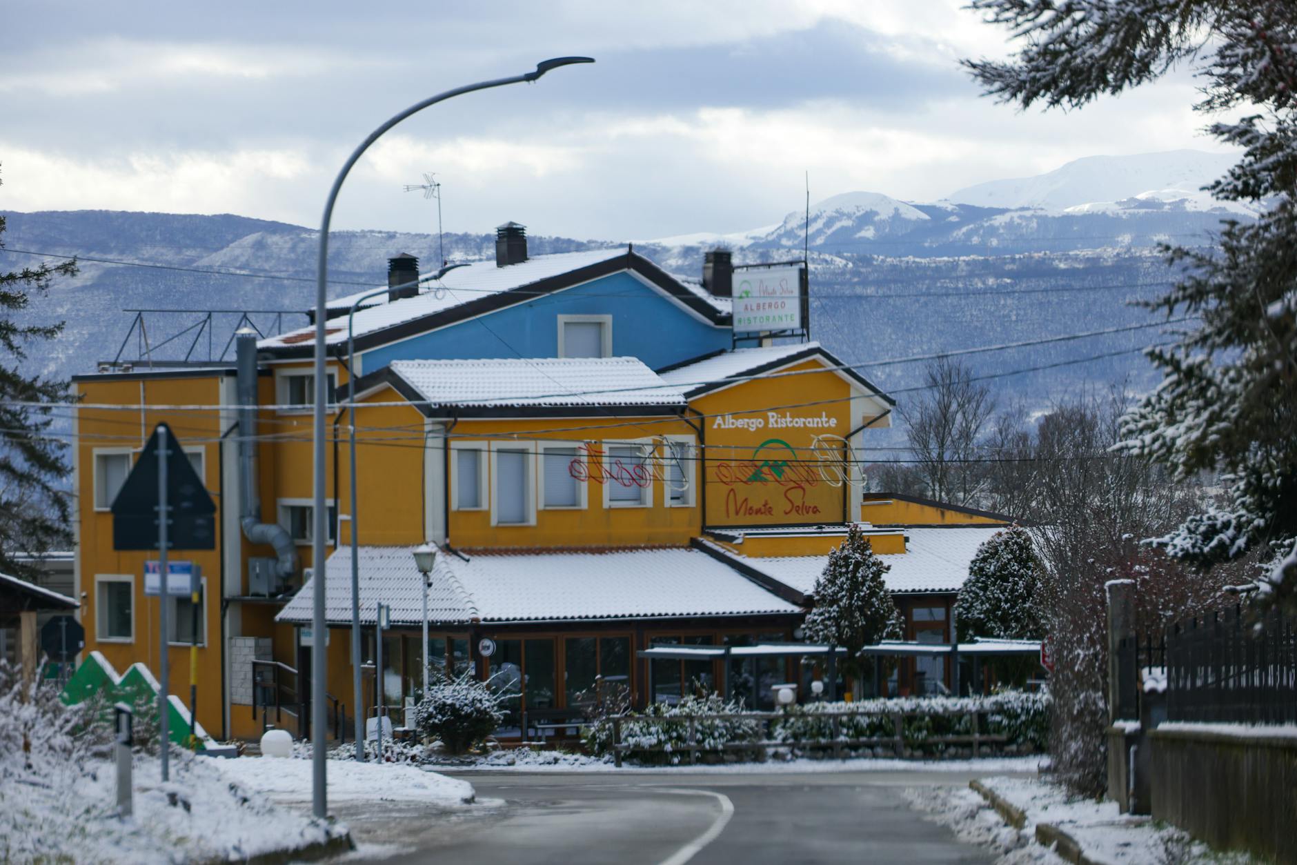 Kolorowa włoska restauracja w ośnieżonych górach zimą