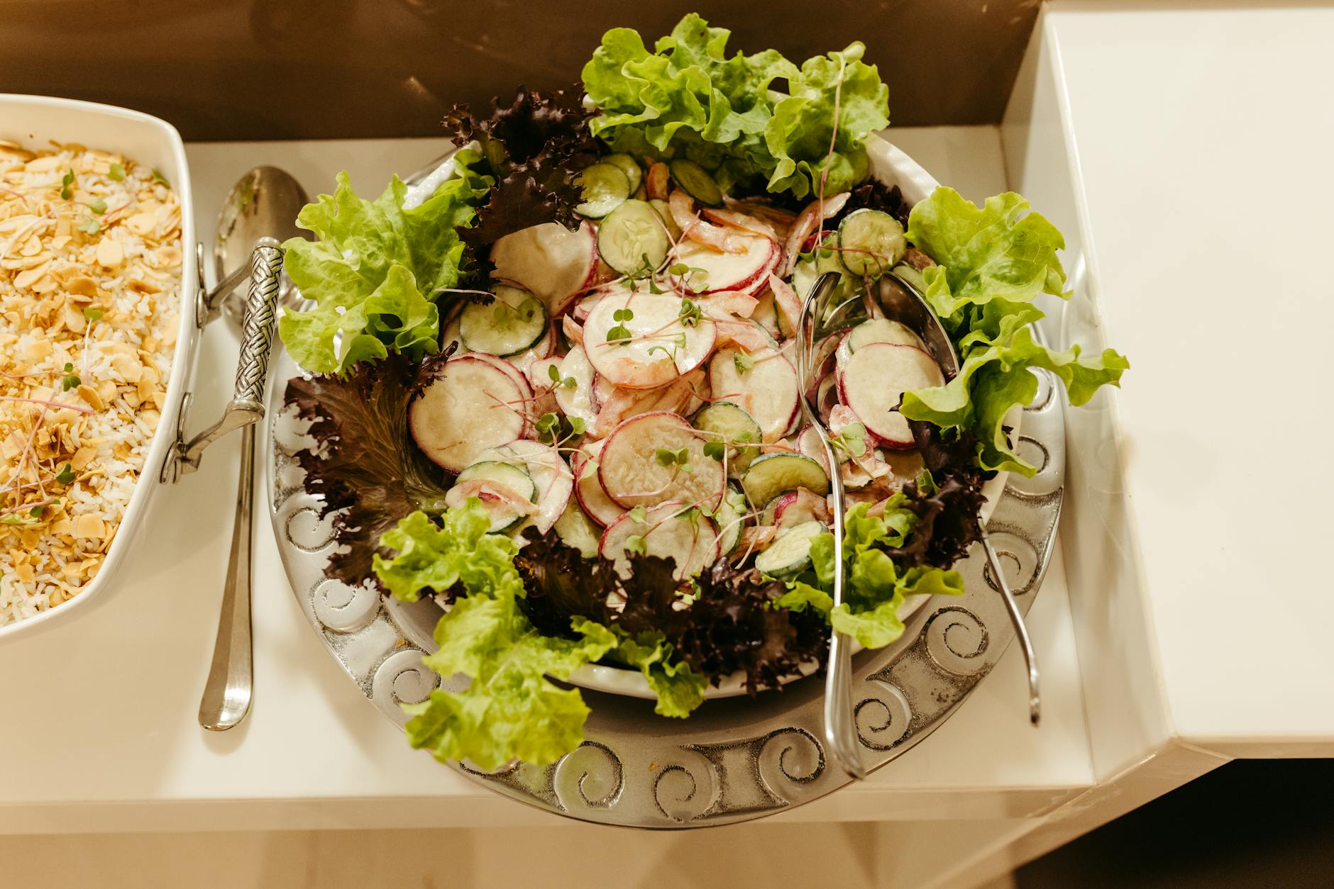 Miska sałatki z ogórkiem, rzodkiewką i zielonymi liśćmi