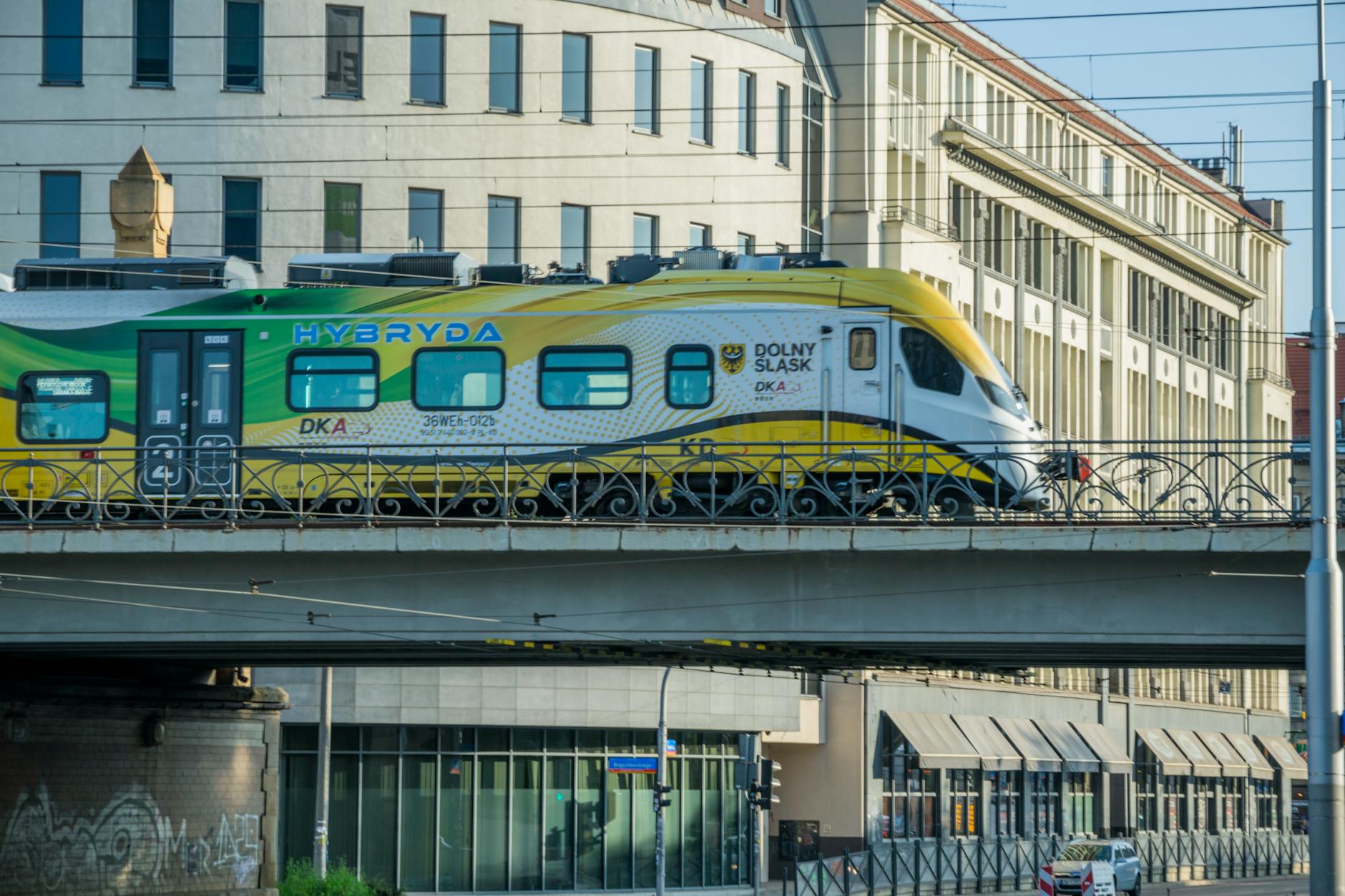 Hybrydowy pociąg na estakadzie kolejowej w centrum Wrocławia