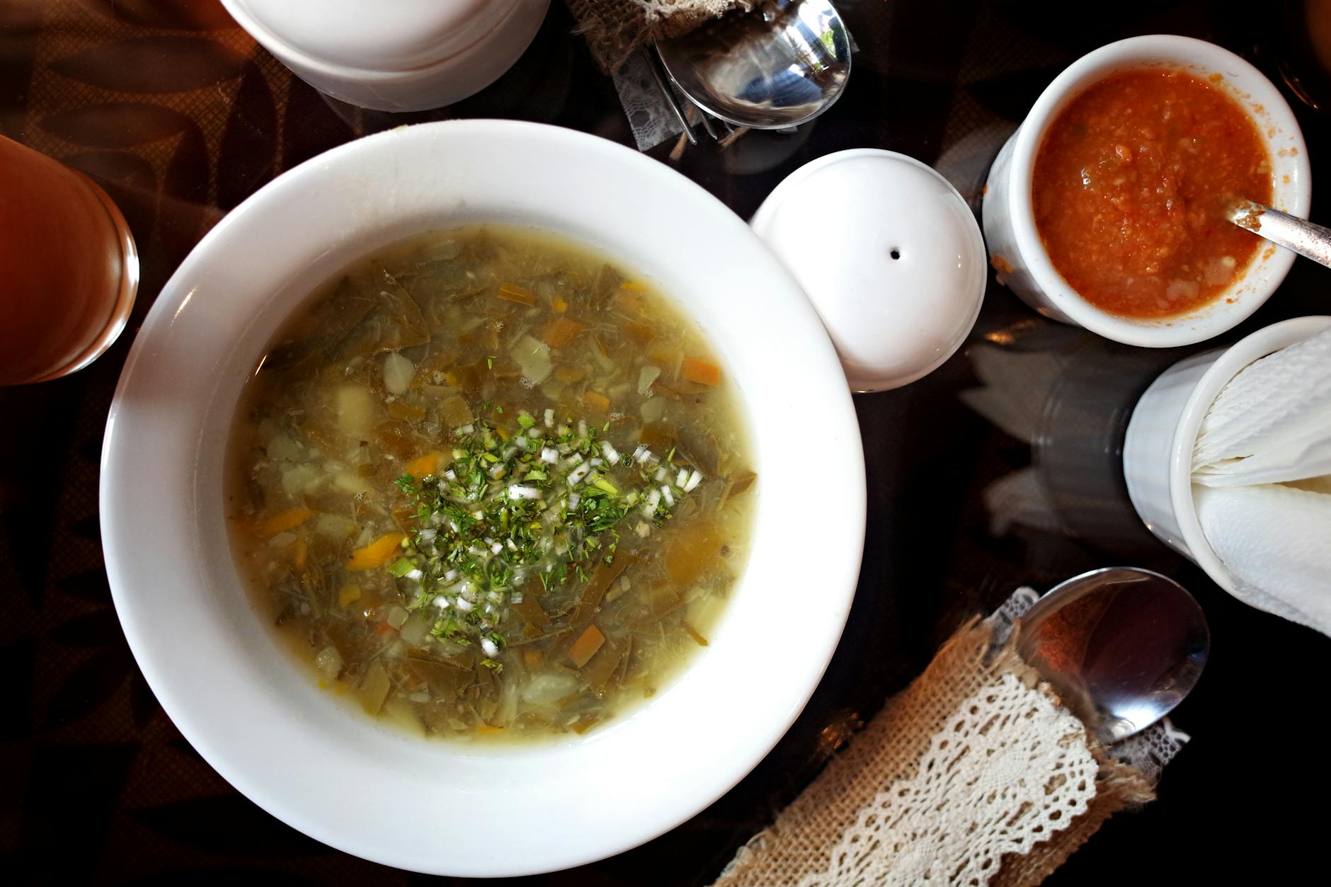 Miska kolorowej zupy jarzynowej z ziołami na wierzchu