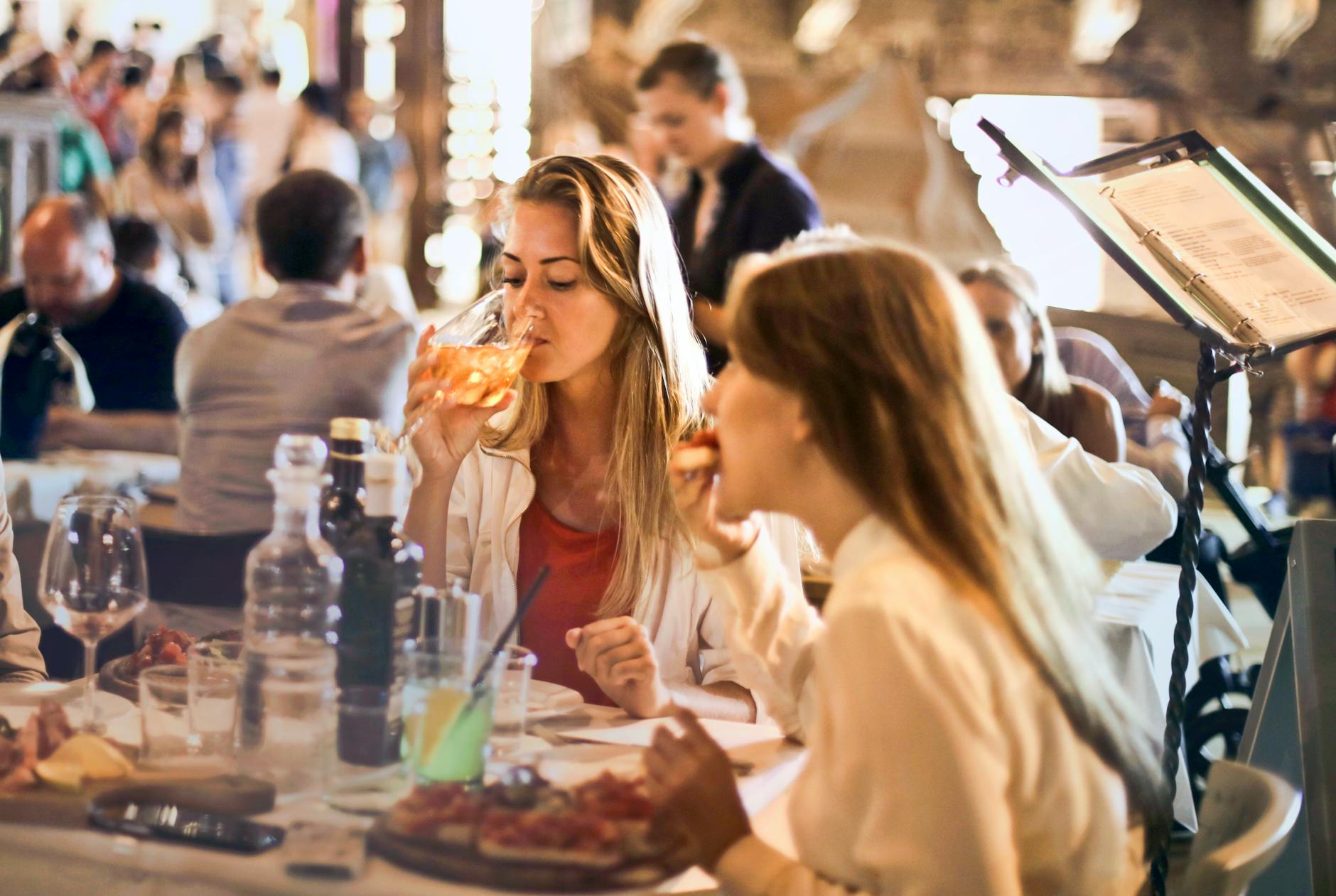 Grupa znajomych je kolację w przytulnej restauracji we Wrocławiu