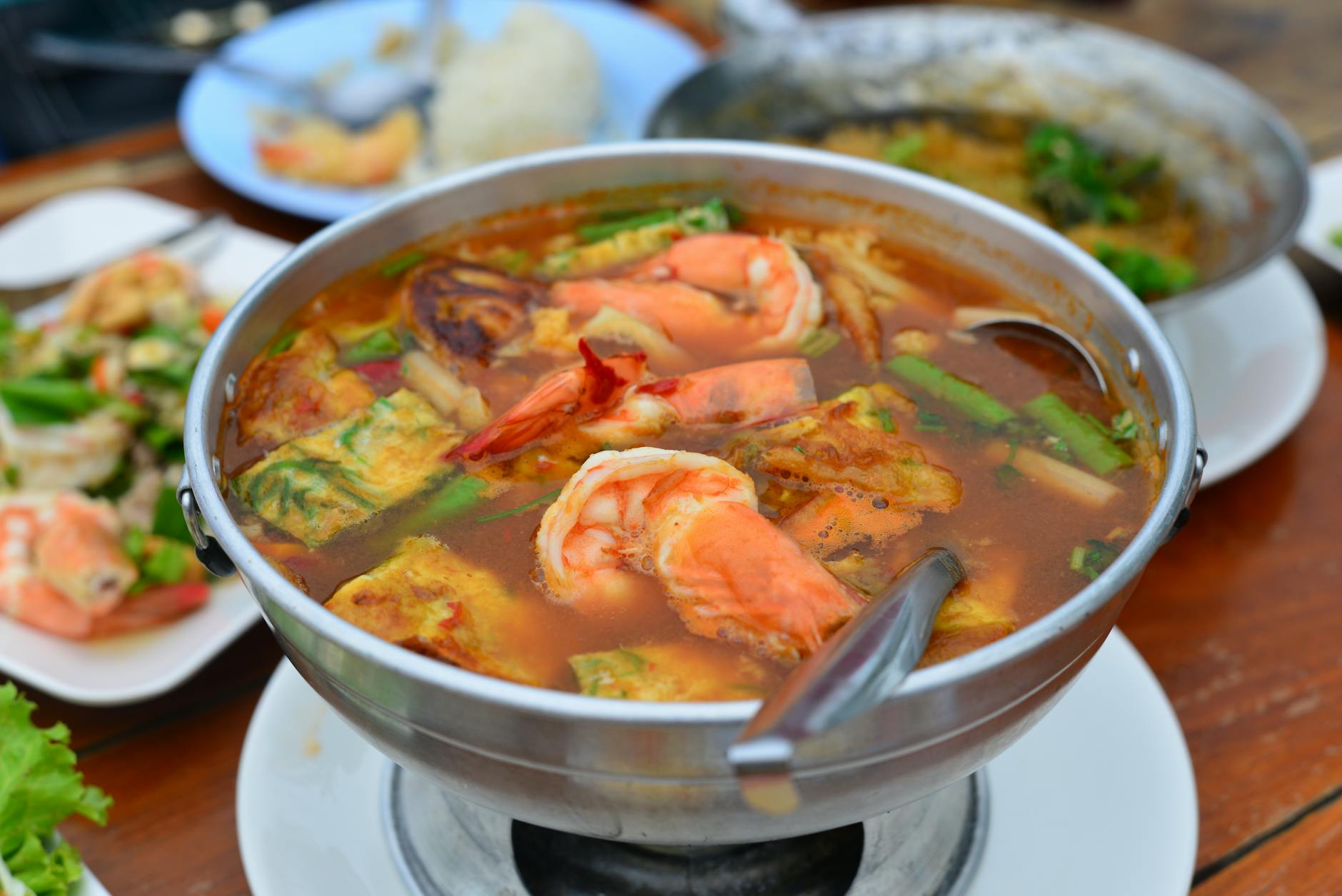 Zbliżenie na zupę tajską tom yum z krewetkami i ziołami