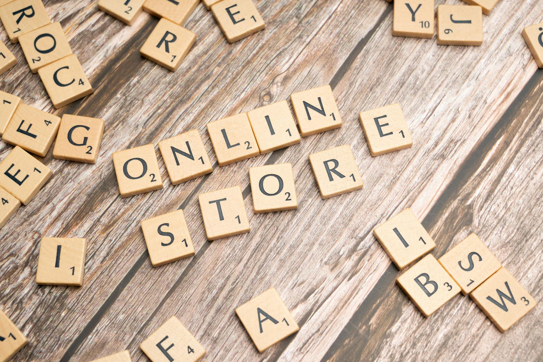 Drewniane literki scrabble układające się w napis online store