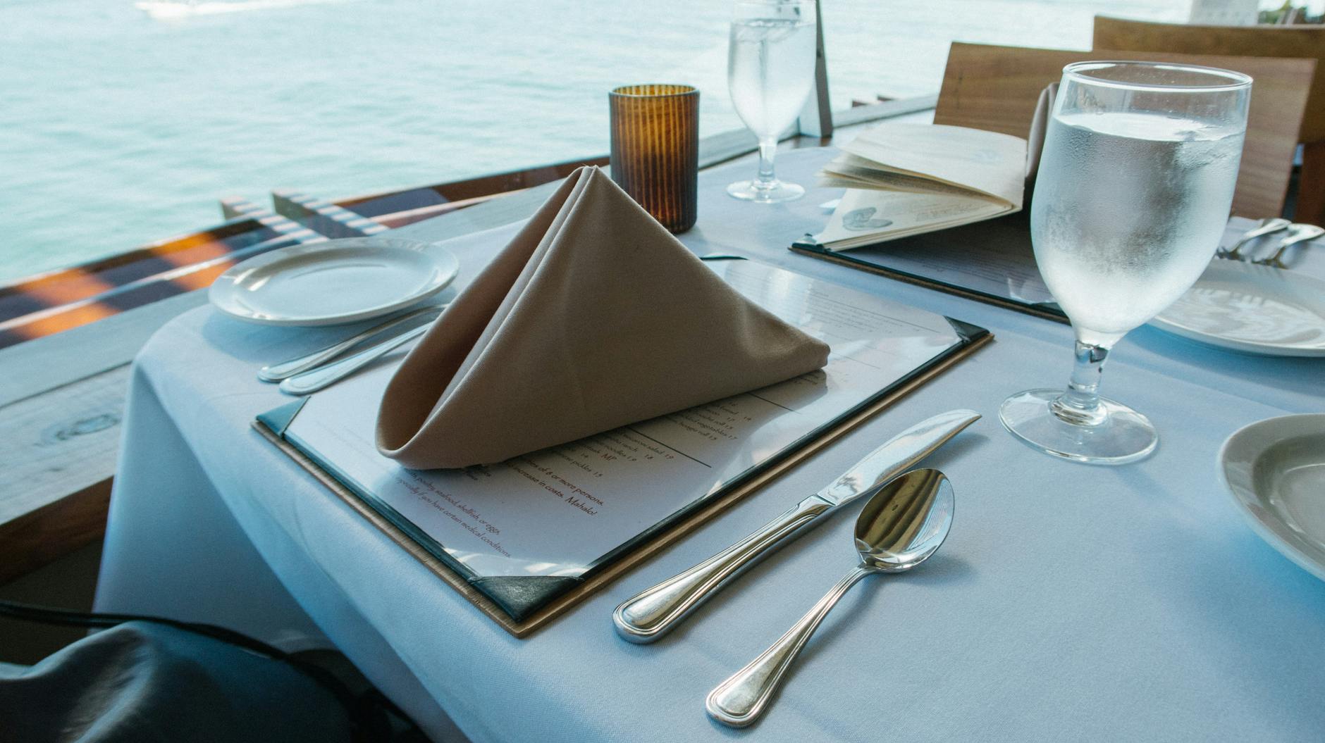 Elegancko nakryty stół w restauracji nad morzem