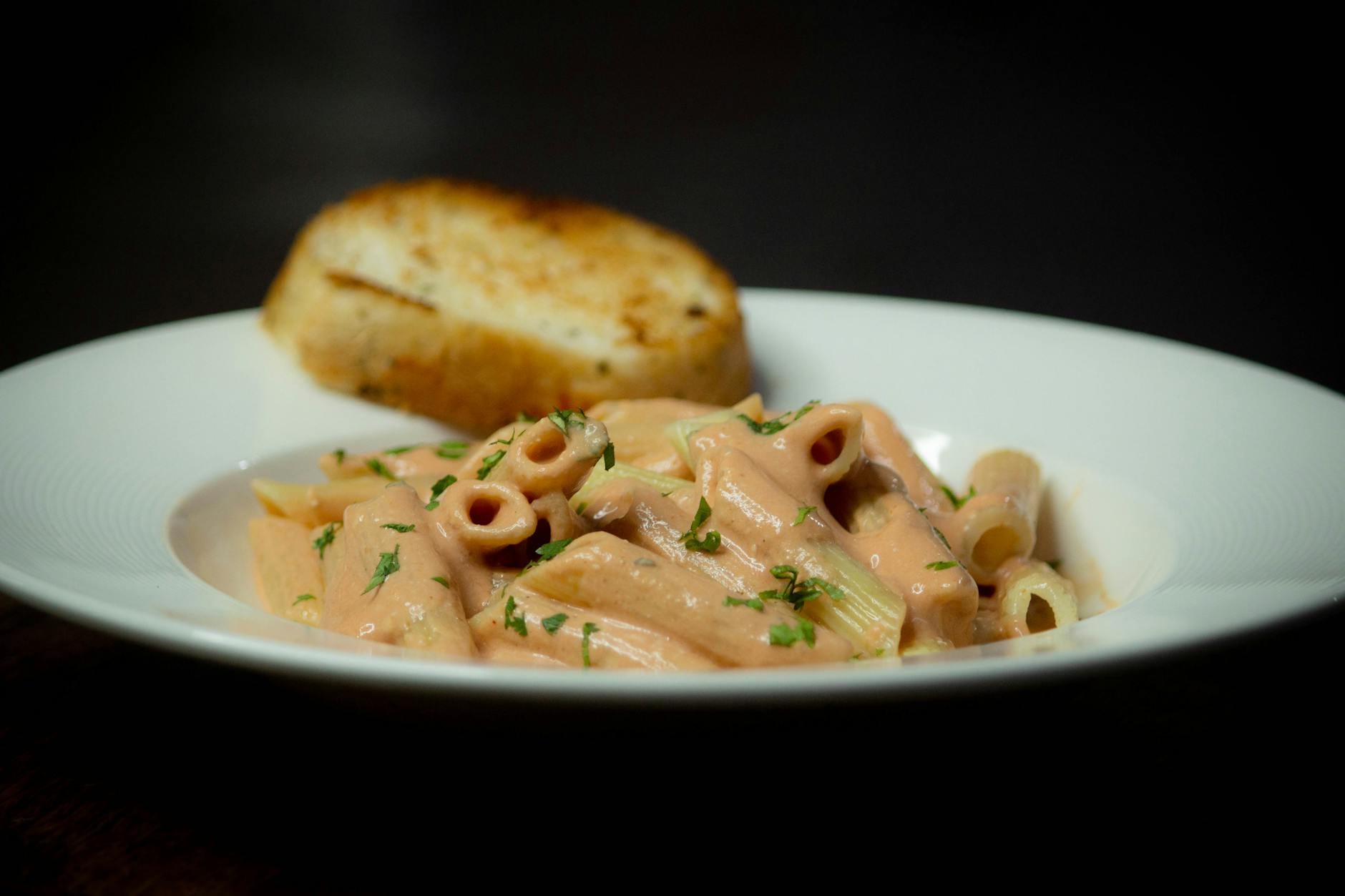 Makaron z pieczonym czosnkiem i ricottą: szybki obiad z kilku składników Makaron penne w różowym sosie z natką pietruszki i grzanką czosnkową