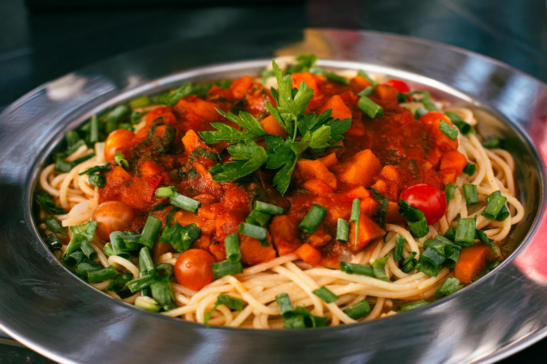 Makaron spaghetti z sosem pomidorowym, czosnkiem i świeżą bazylią