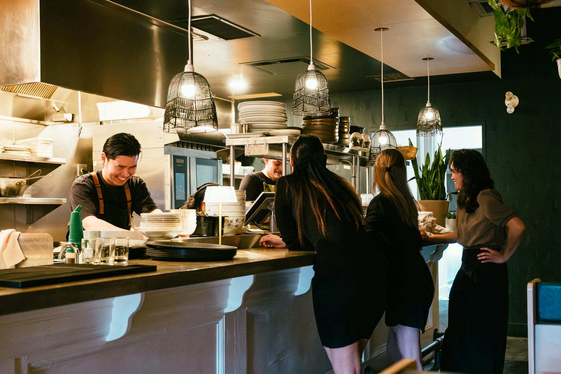 Tętniąca życiem kuchnia restauracyjna na Kazimierzu z gośćmi przy ladzie