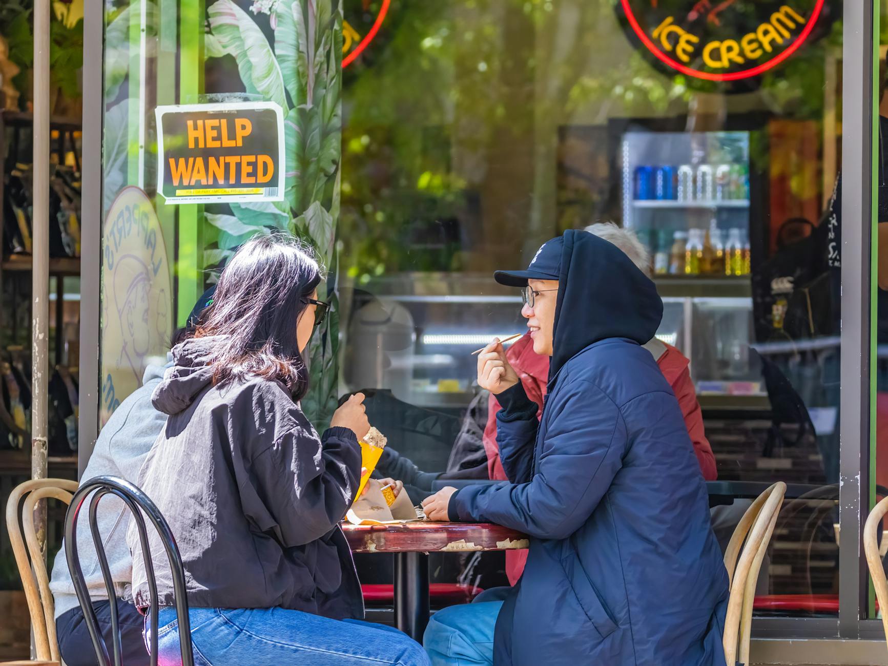 Gdzie zjeść w Krakowie przy dworcu: 12 pewnych miejsc na szybki lunch, kawę i słodką przekąskę, gdy masz tylko godzinę Troje dorosłych je lody przy stoliku w plenerowej kawiarni