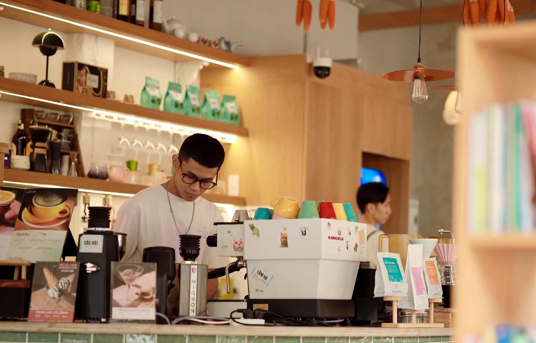 Barista przygotowuje kawę w nowoczesnej kawiarni specialty w Krakowie