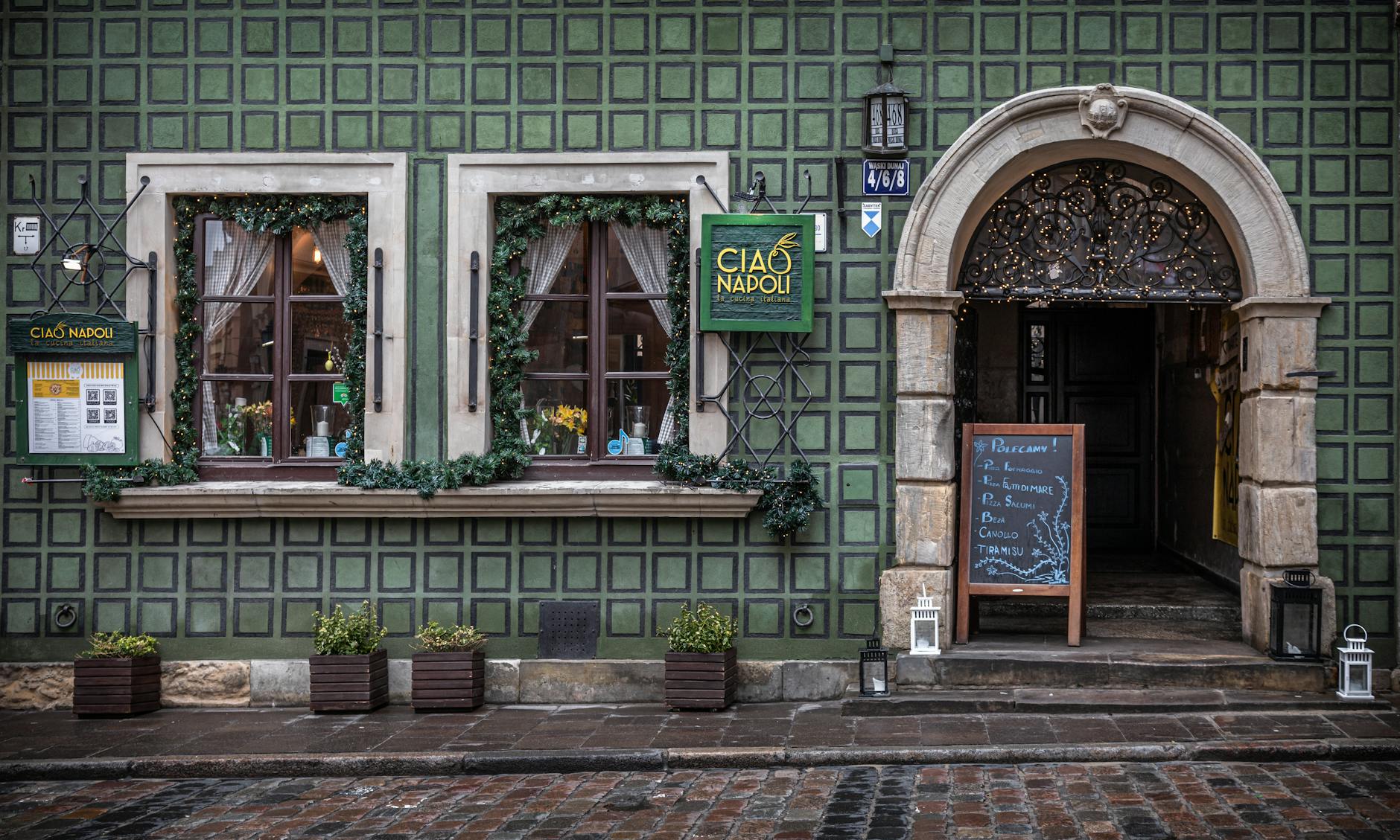 Gdzie zjeść dobrze i tanio w Krakowie: 12 adresów Zielona fasada przytulnej włoskiej restauracji w Krakowie