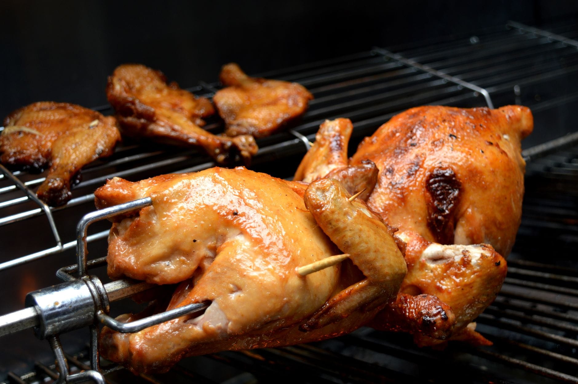Soczysty pieczony kurczak z chrupiącą skórką na grillu