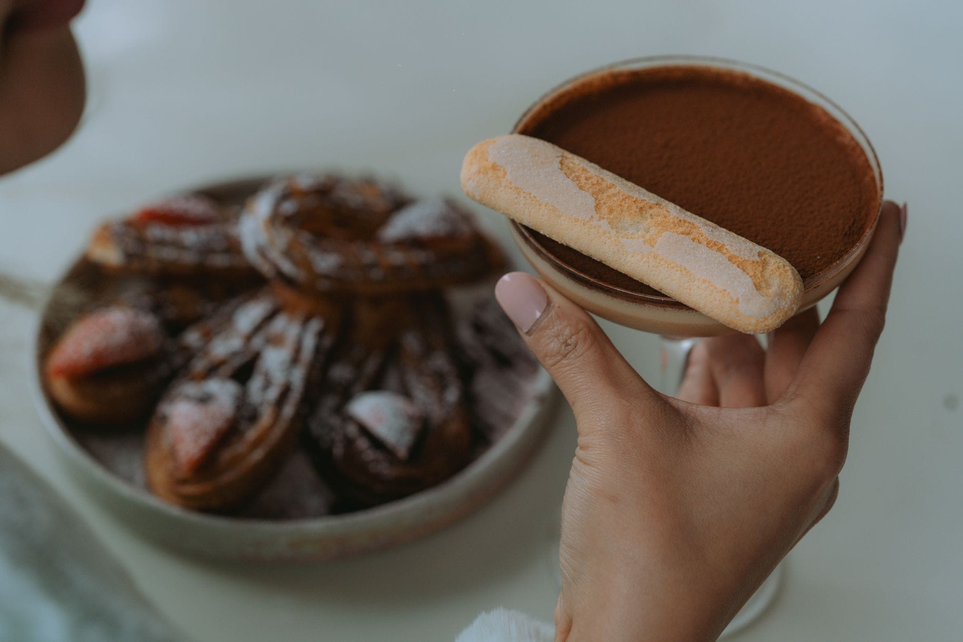 Zbliżenie na włoskie tiramisu z biszkoptami i chrupiącymi churros