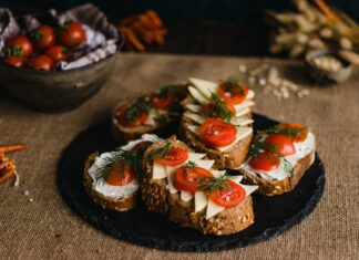 Kanapki z pełnoziarnistego pieczywa z pomidorem i serem