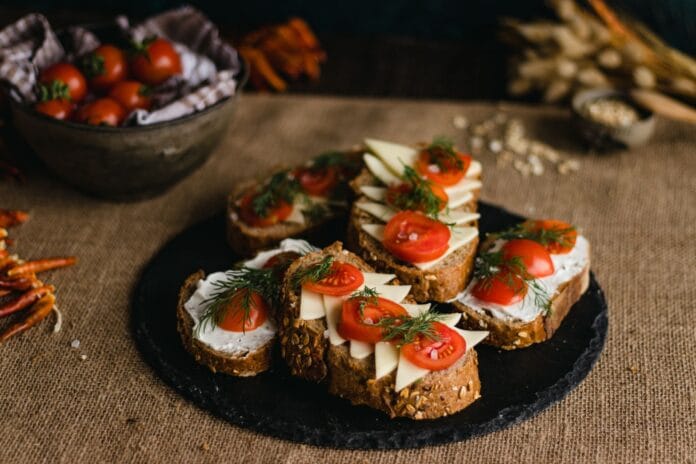 Kanapki z pełnoziarnistego pieczywa z pomidorem i serem Kanapki z pełnoziarnistego pieczywa z pomidorem i serem
