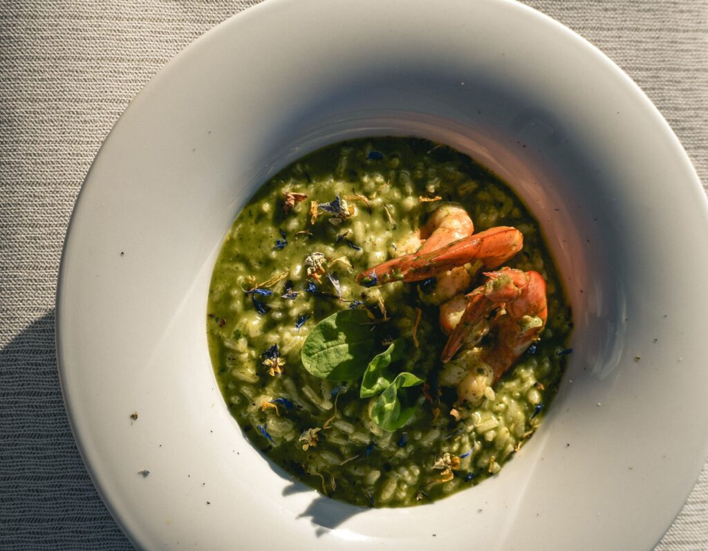 Kremowe risotto z krewetkami, ziołami i jadalnymi kwiatami